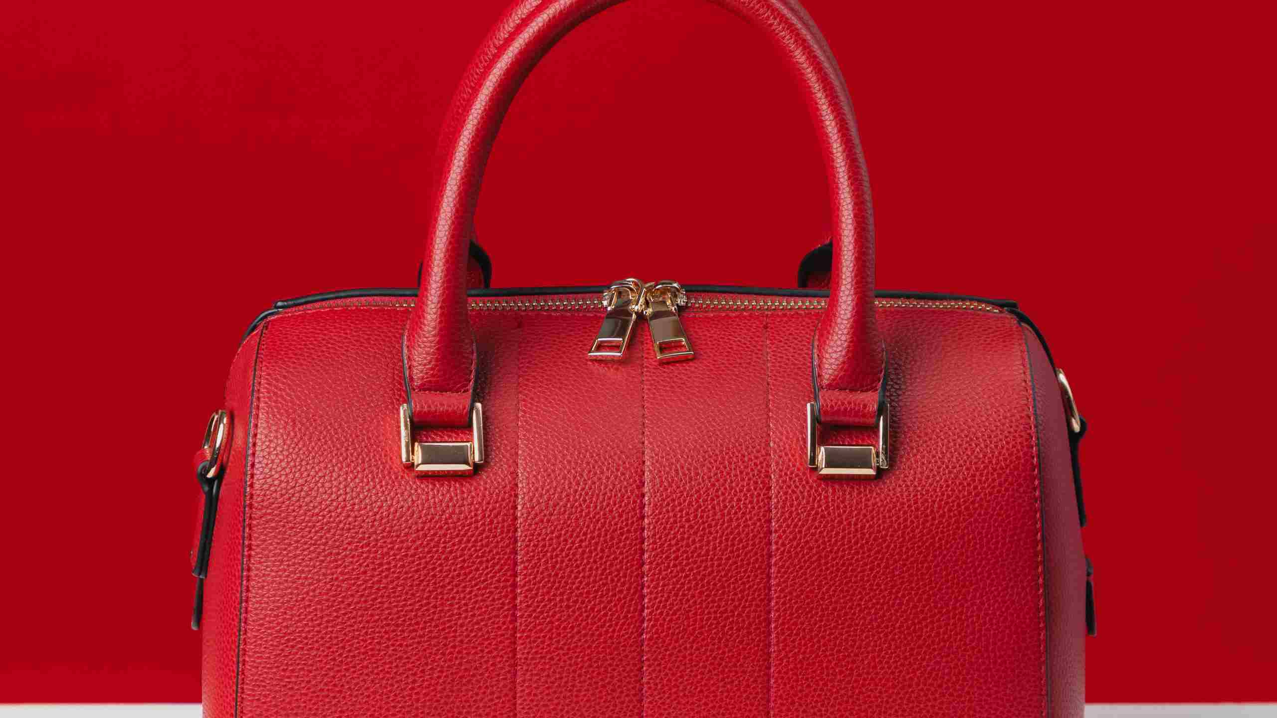 Besace femme : le retour chic et pratique des sacs iconiques en 2025