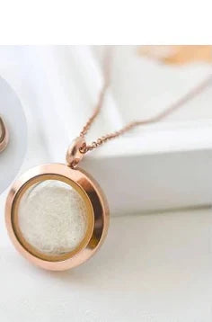 Bijoux en poils d’animaux : idées, symbolique et souvenirs uniques