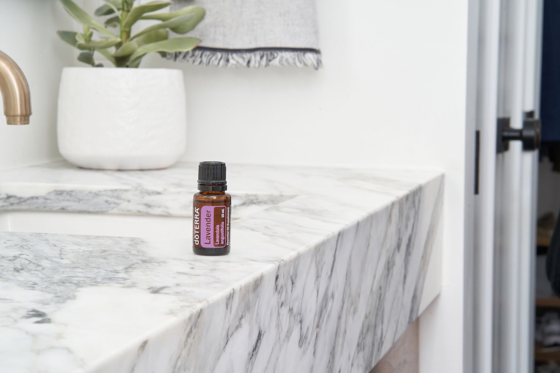 Huile essentielle lavande sommeil : bien l’utiliser le soir