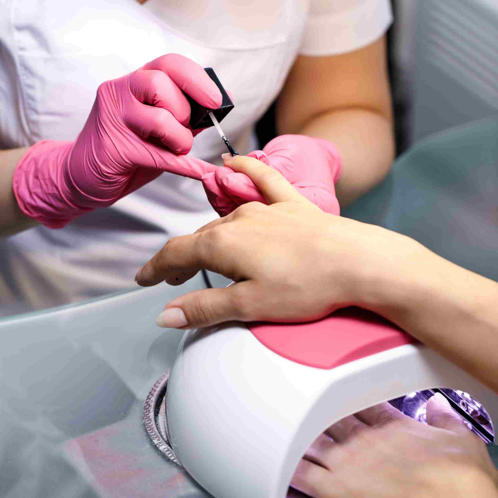 Le guide du kit vernis semi-permanent : comment réussir sa manucure à la maison
