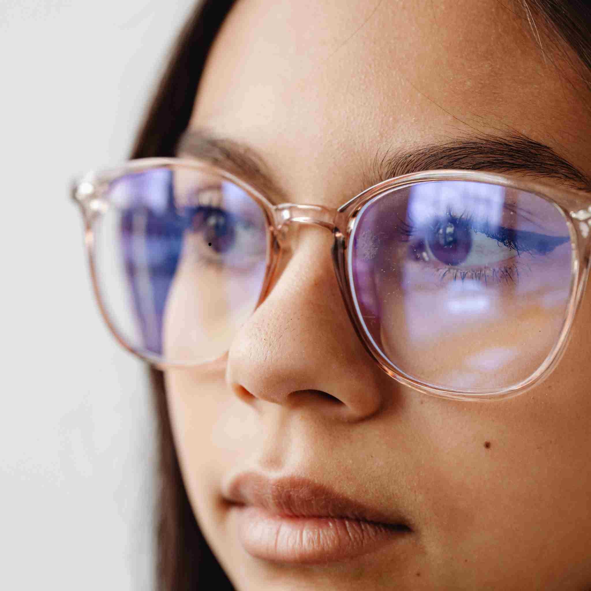 Lunettes de vue femme visage rond : formes, couleurs et conseils