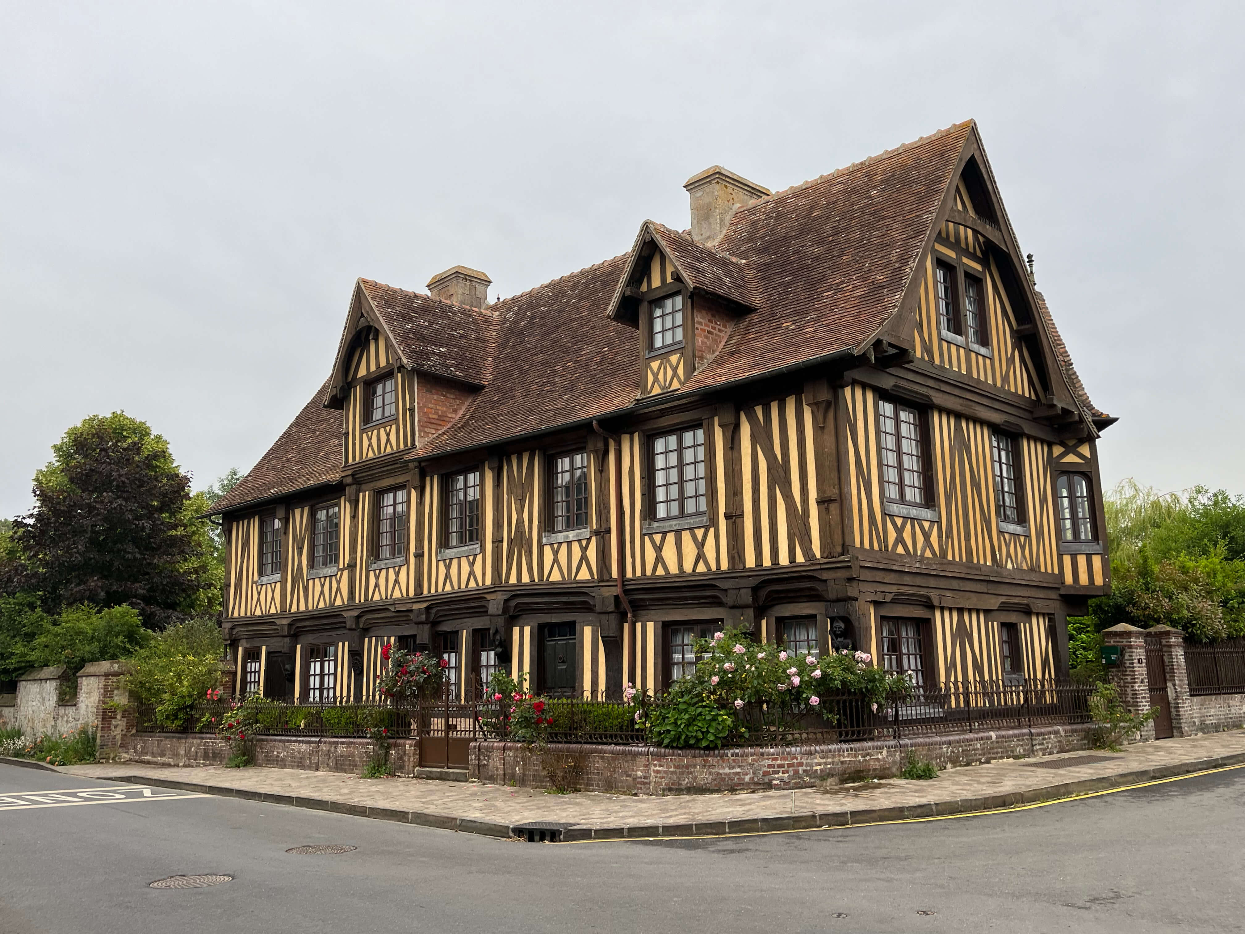 Visiter Beuvron-en-Auge : un village qui semble retenir le temps