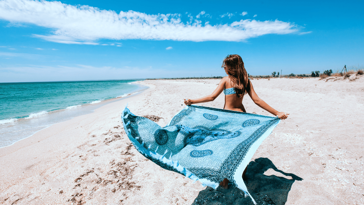 Les plus beaux paréos de plage : Styles, conseils et tendances