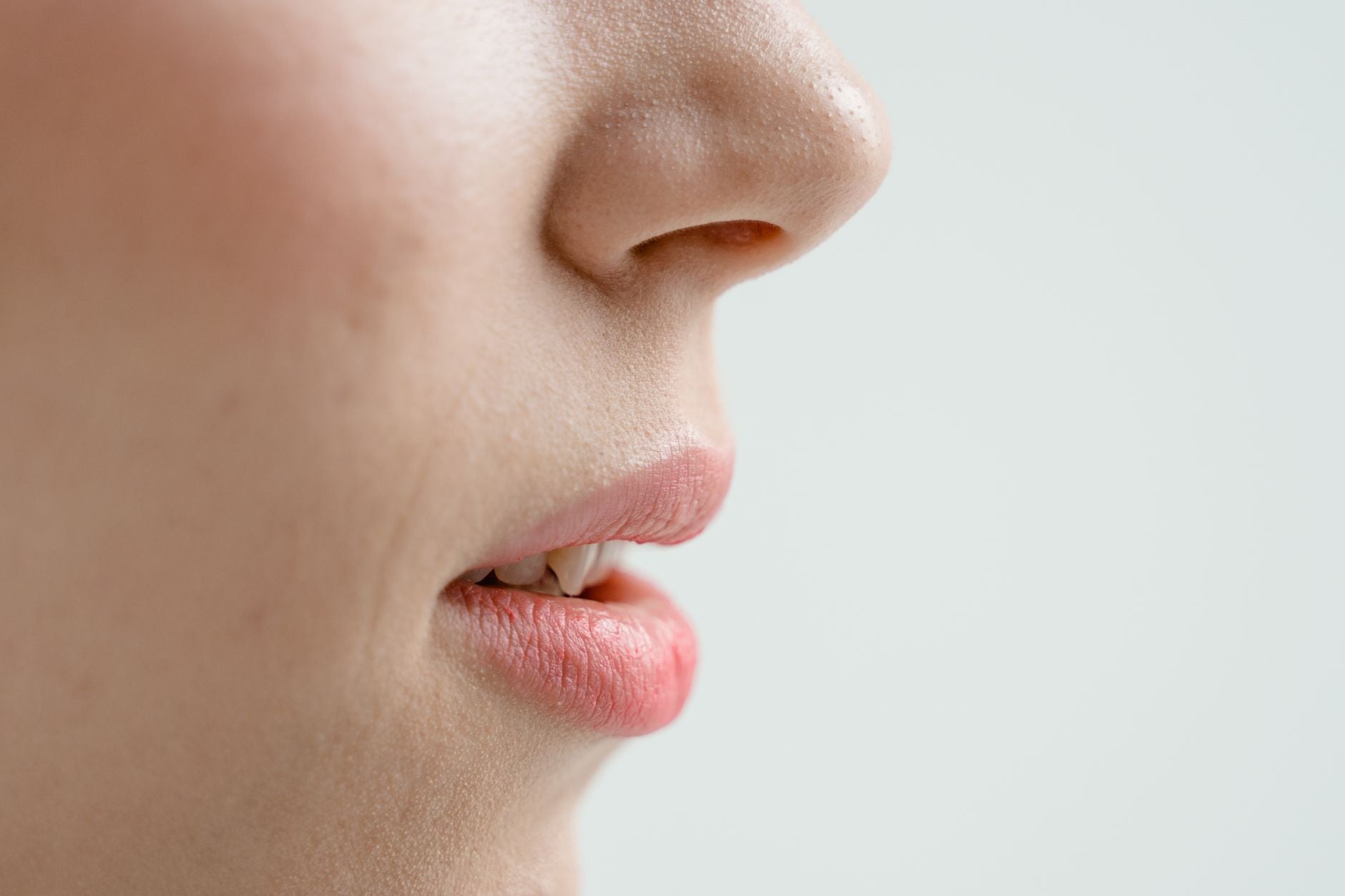 Peau qui pèle autour du nez : causes, soins doux et conseils
