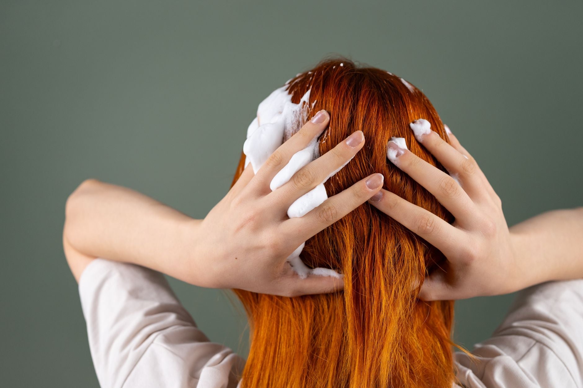 Shampooing cheveux gras : comment choisir une routine efficace et douce