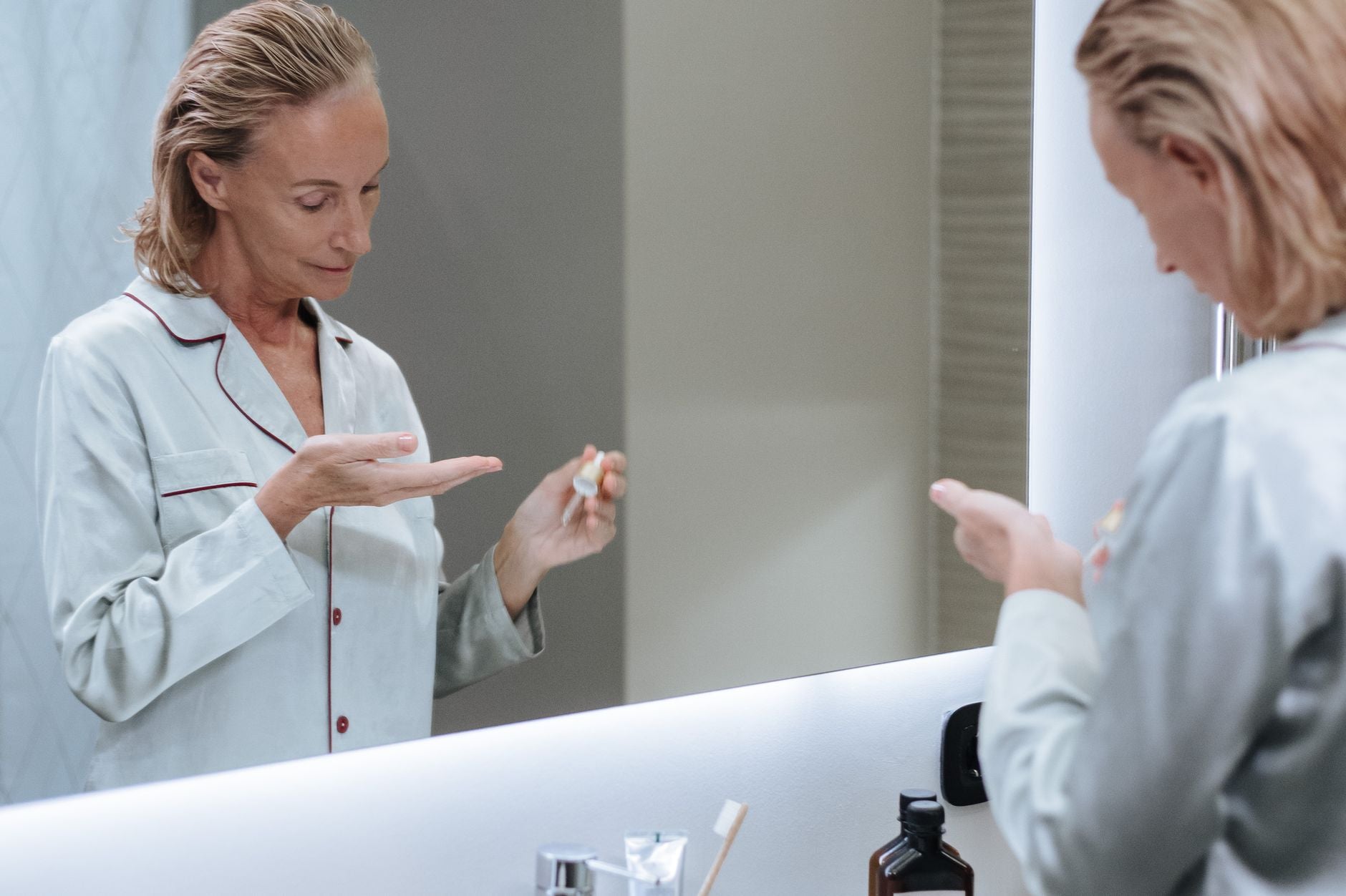 Pourquoi le collagène diminue-t-il avec l’âge ? Causes et solutions douces
