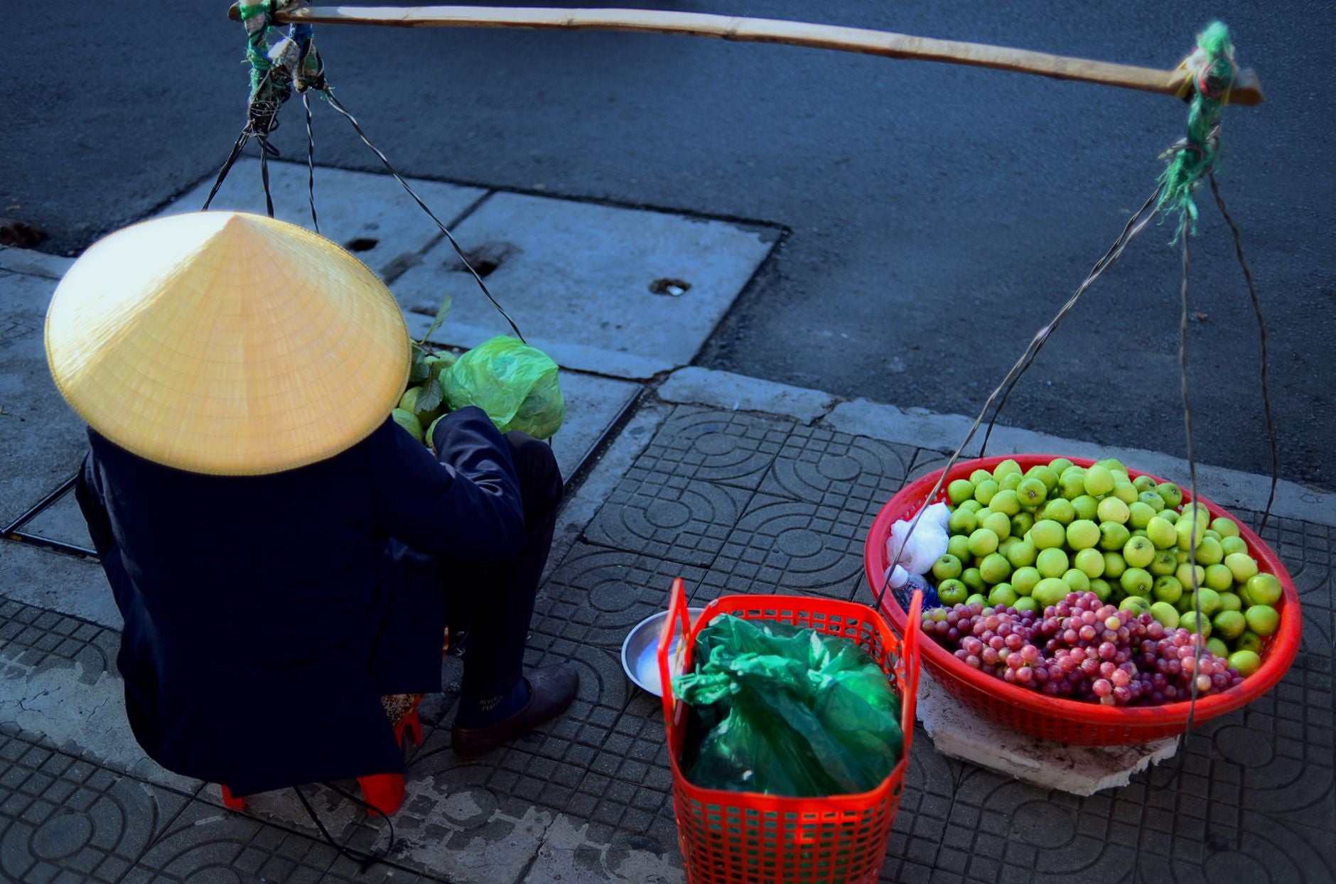 Rêver de vendre des fruits : signification, symboles et interprétation