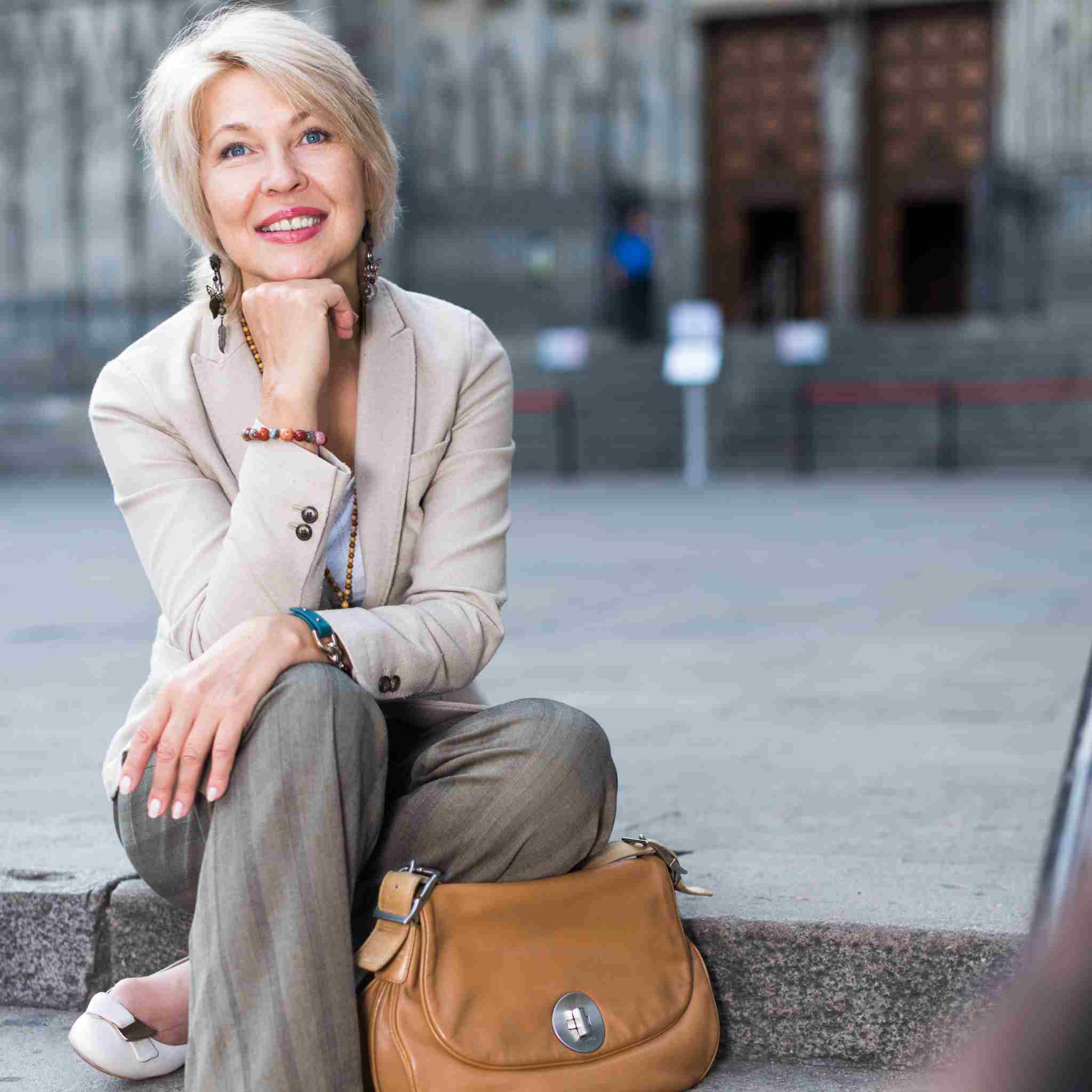 Mode femme 60 ans en 2026 : comment s’habiller, paraître plus jeune et éviter les faux pas