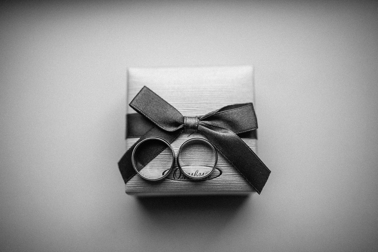 Bague de fiançailles et alliance : comparatif des styles, métaux et pierres selon les bijouteries
