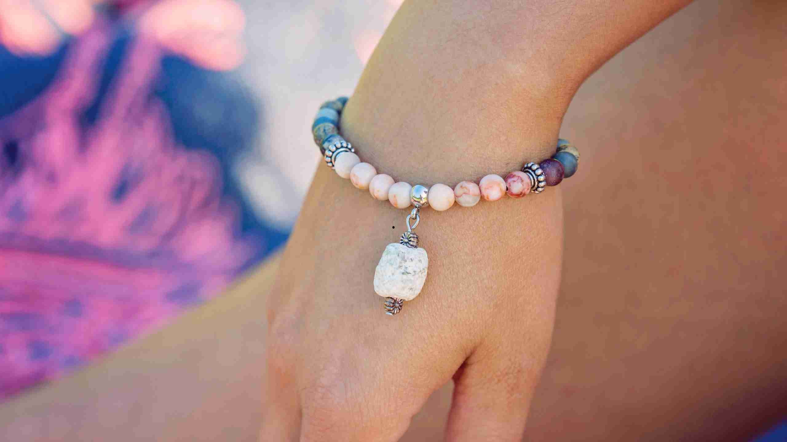 Bracelet qui tombe tout seul: Signification spirituelle et symbolique