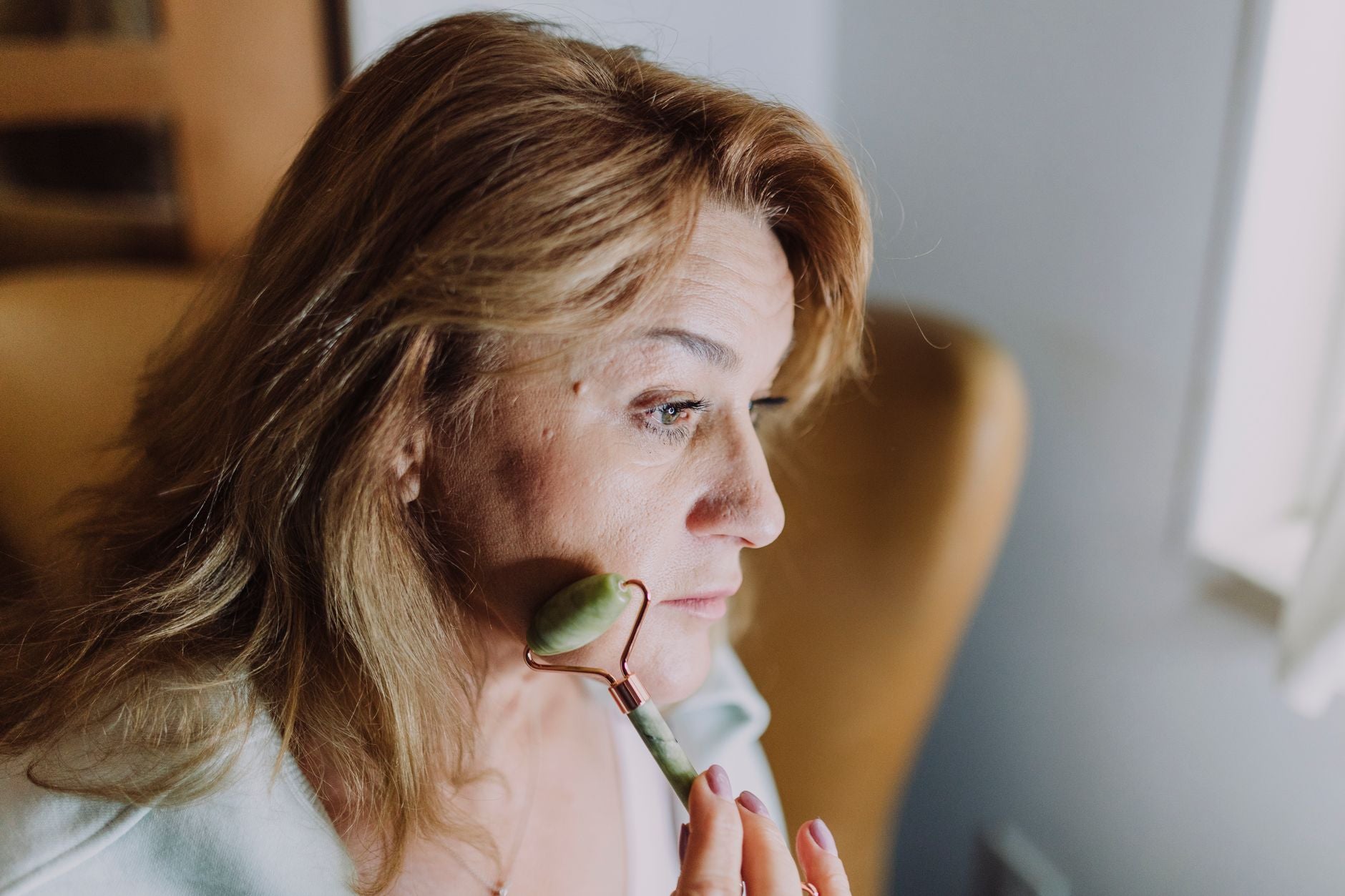 Huile de chanvre pour peau mature : bienfaits, conseils et routine douce
