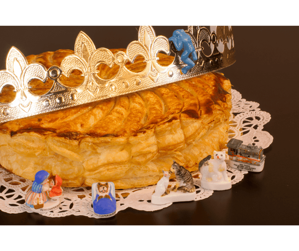 Dégustation de la galette des rois en France en janvier, épiphanie 2024,  couronne et fève, fond festif doré Photos