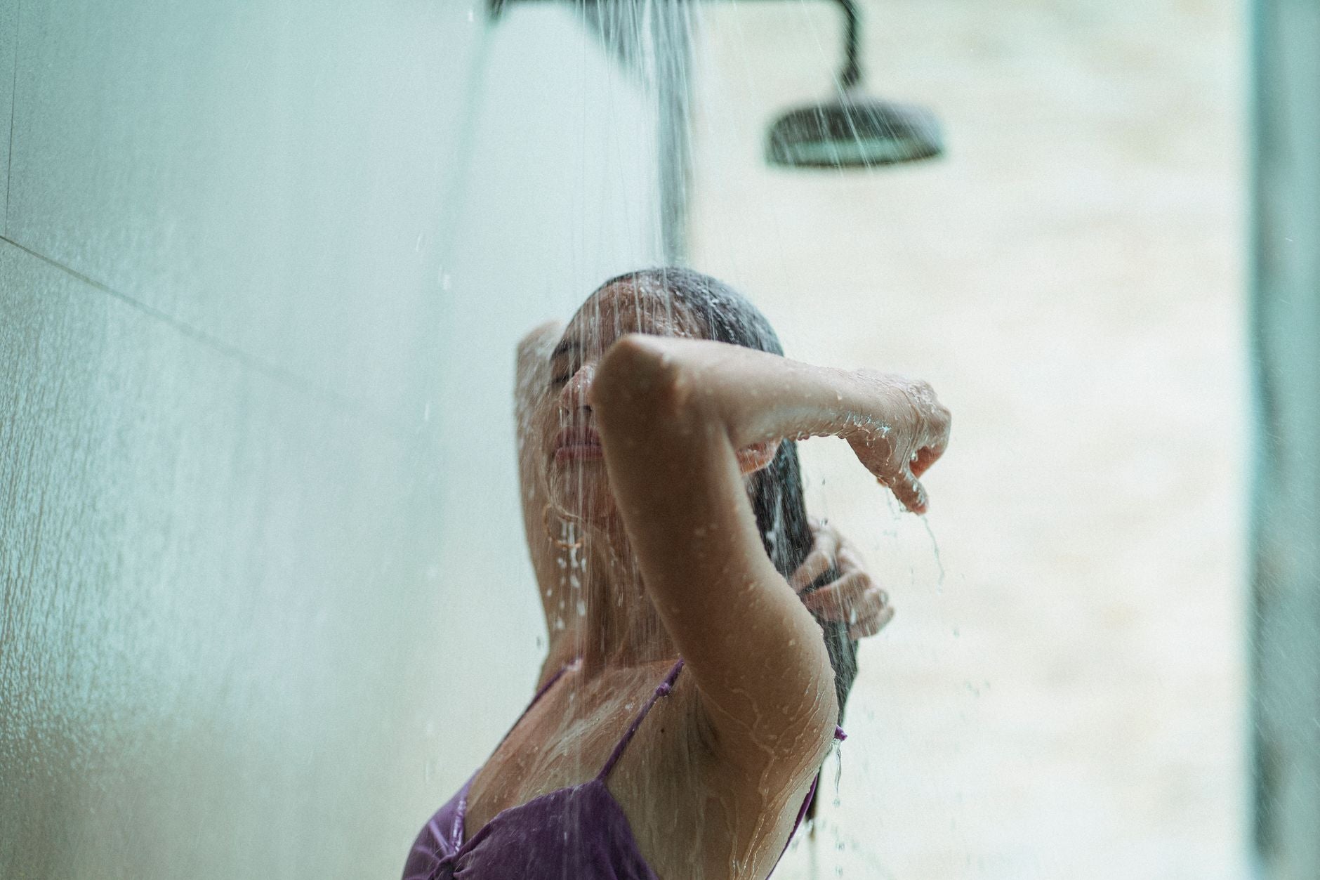 Peau qui gratte après la douche : causes et gestes apaisants