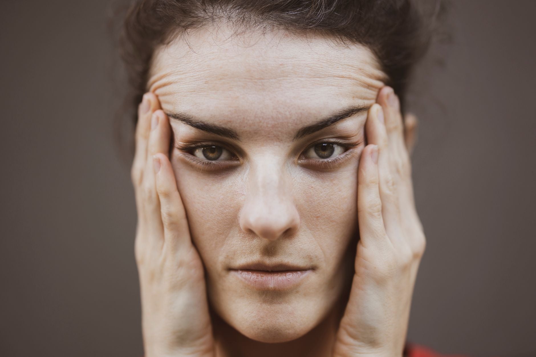 Peau qui tiraille sans boutons : causes et routine apaisante