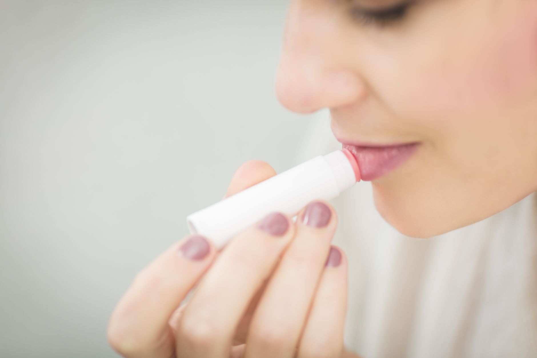Pourquoi les lèvres deviennent sèches ? Causes, conseils et signes à surveiller