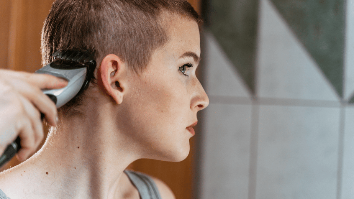 Rêver de se raser les cheveux : signification spirituelle et psychologique