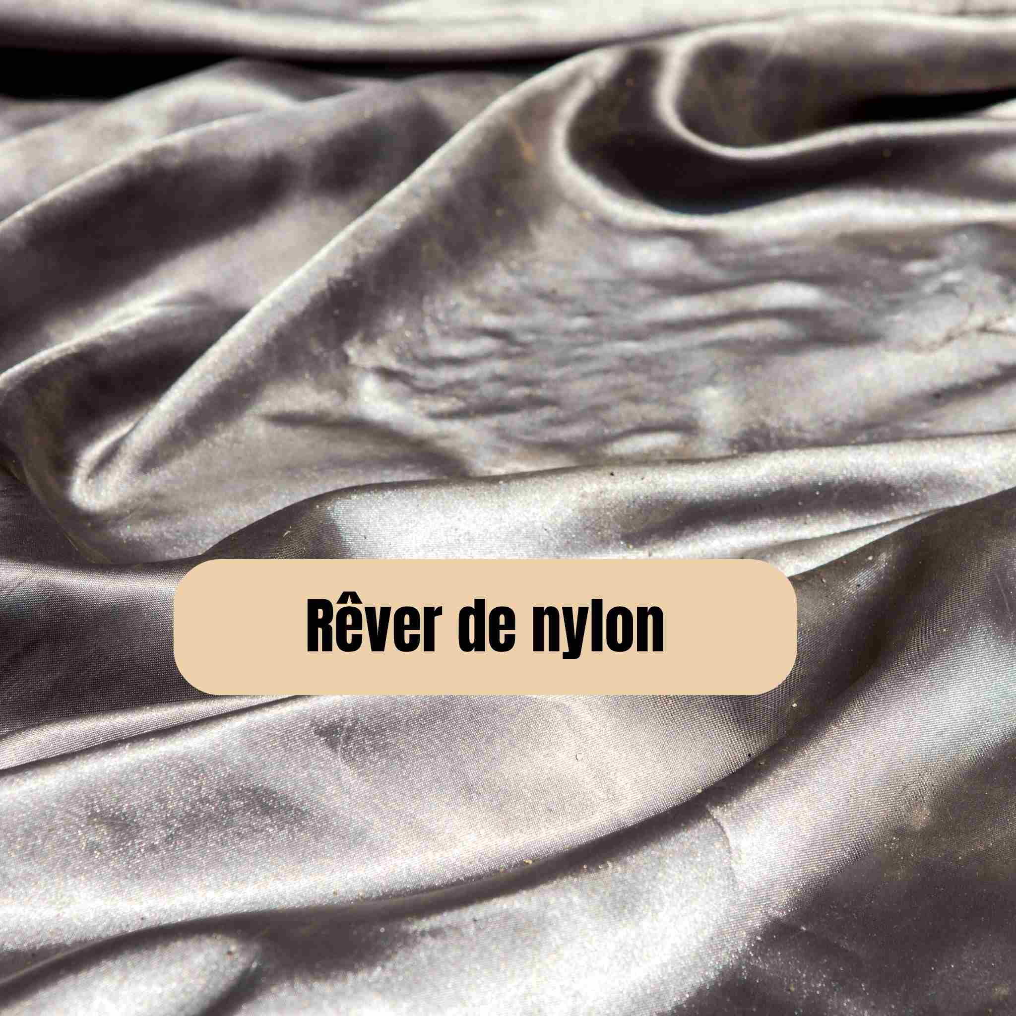 Que signifie rêver de nylon ? Rêves de vêtements, vagues, robes et couleurs expliqués