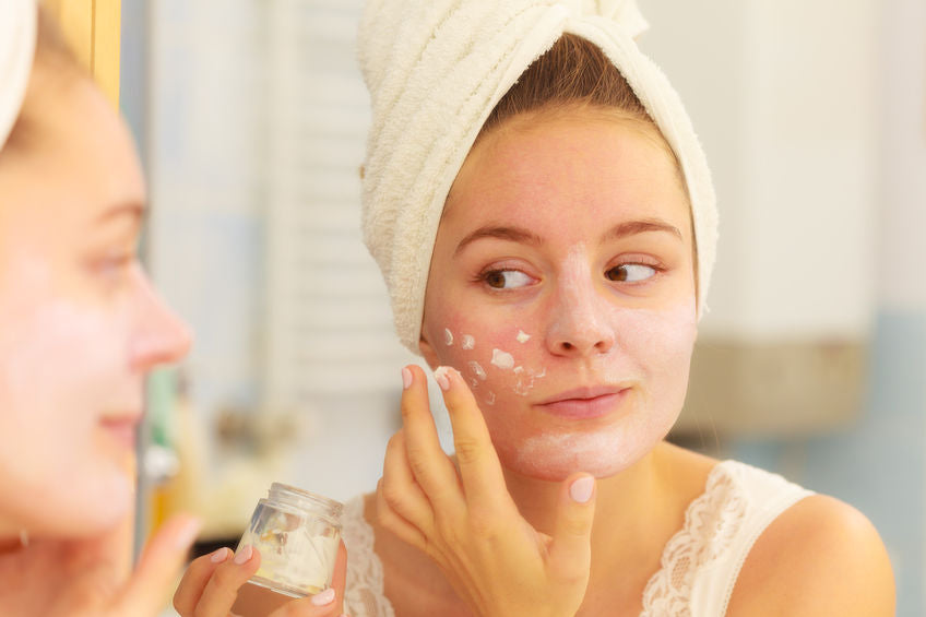 routine du soir : pourquoi les crèmes de visage appliquées la nuit sont-elles plus efficaces ?