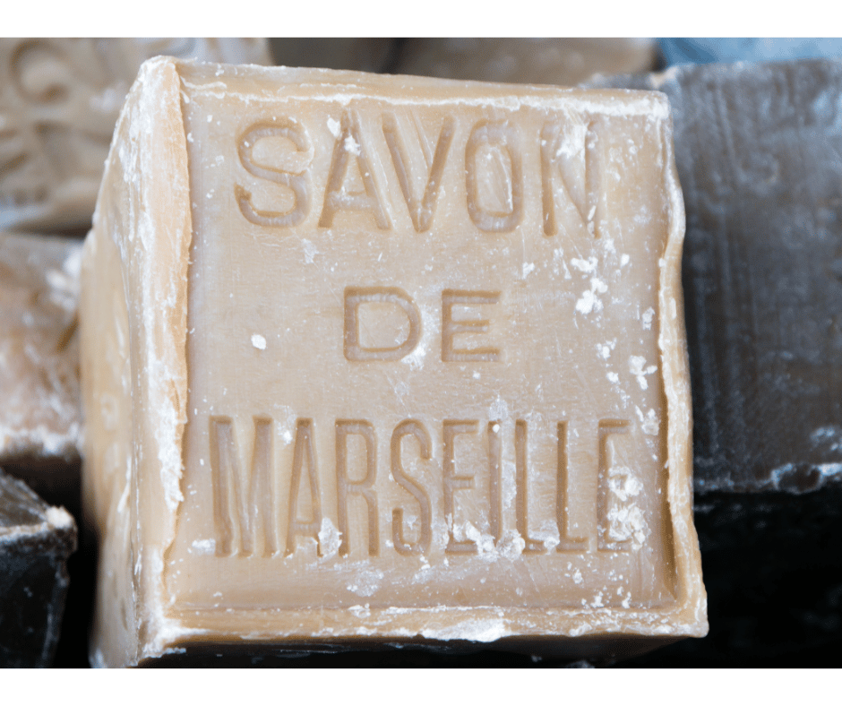 Se laver le visage au savon de marseille