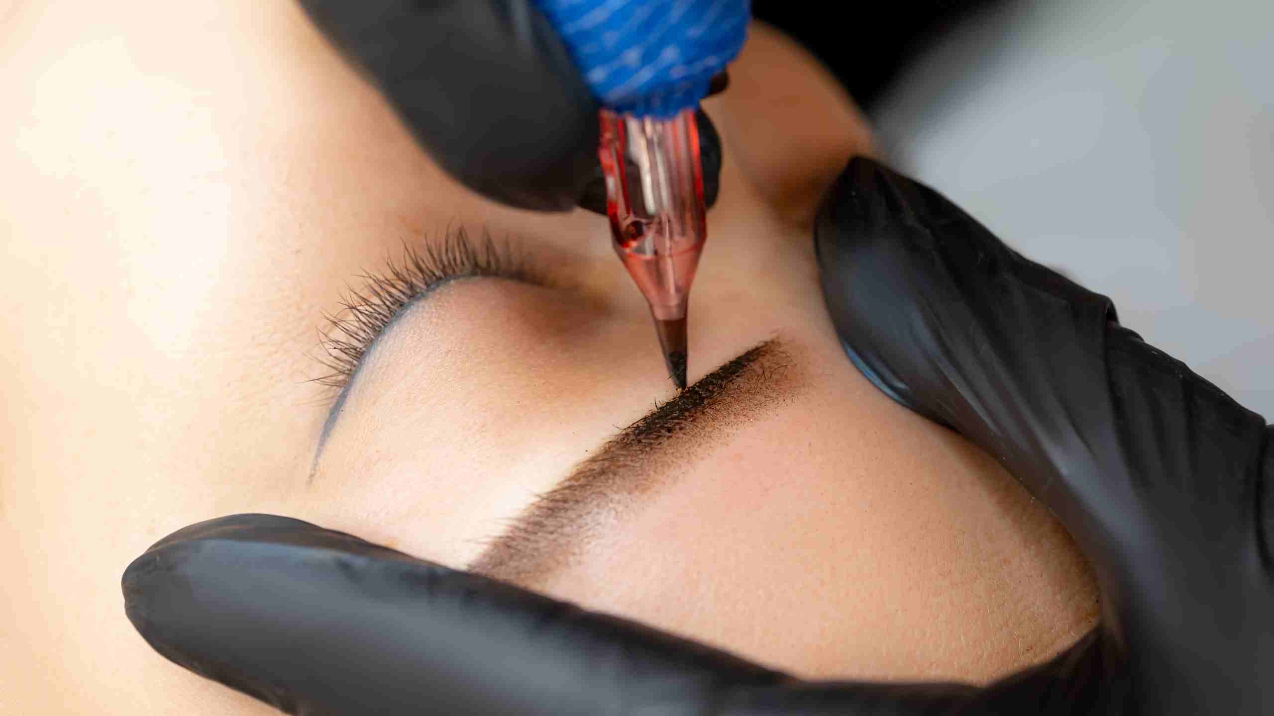 sourcils tatoués