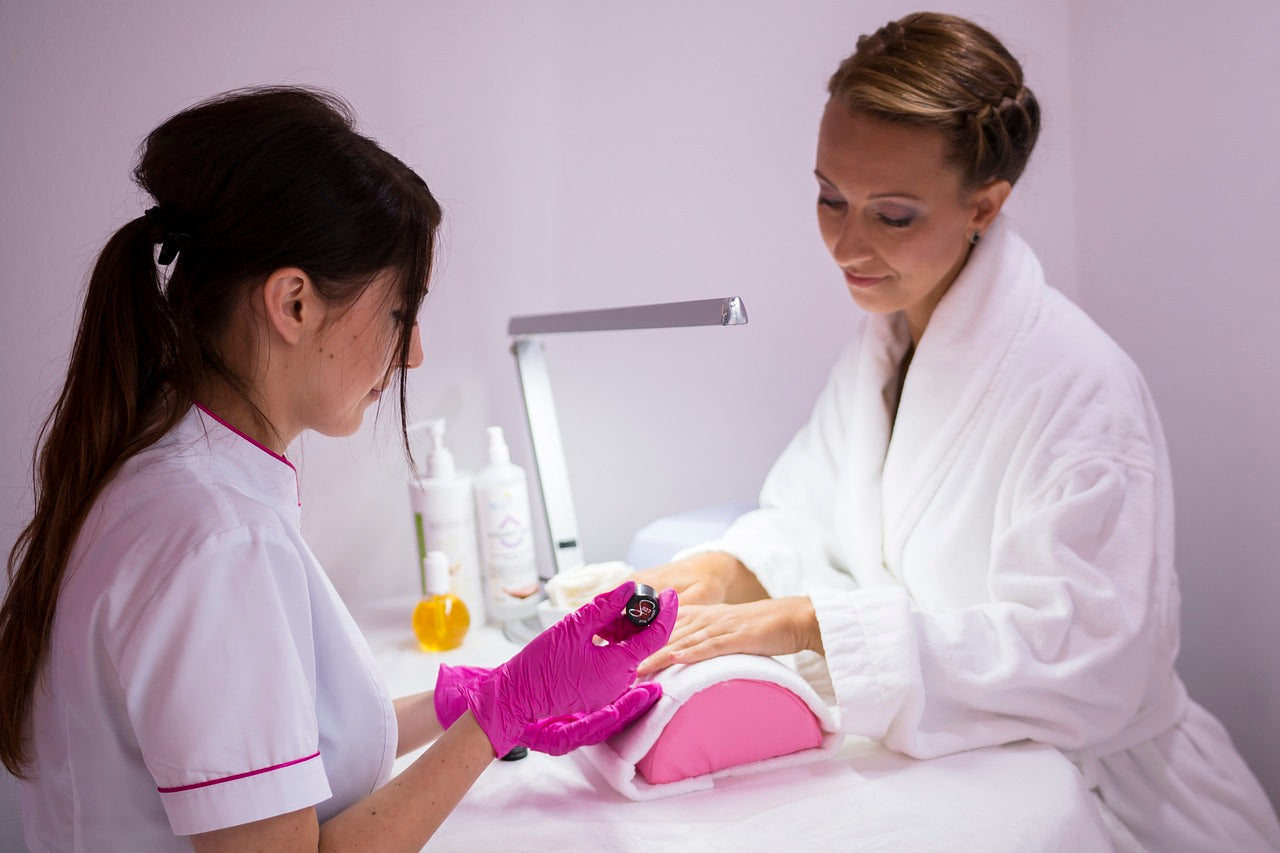 Vernis durcisseur d’ongles : secret pour des ongles forts et résistants